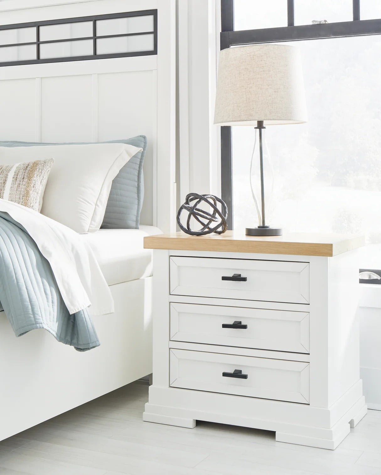 Ashbryn White/Natural Storage Platform Bedroom Set